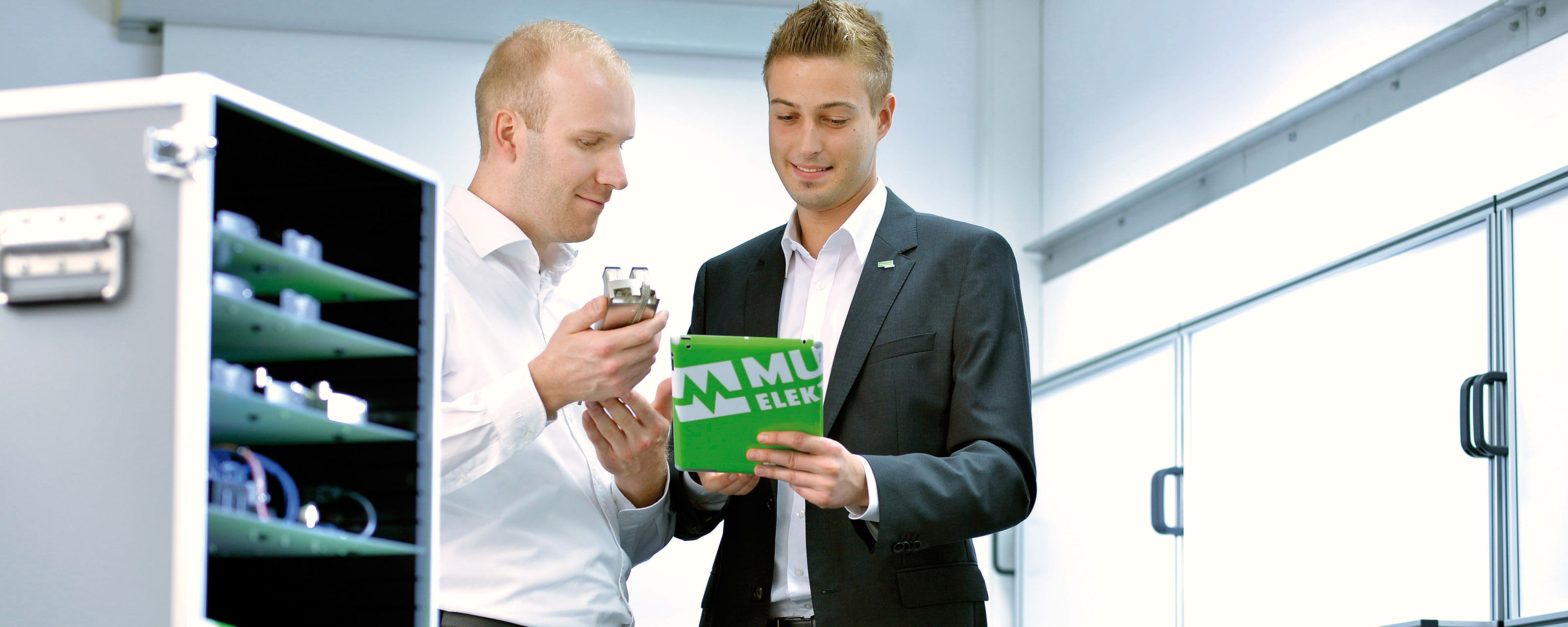 Murrelektronik employees in discussion Murrelektronik employees in discussion